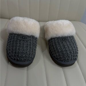 UGG cozy slippers size 7